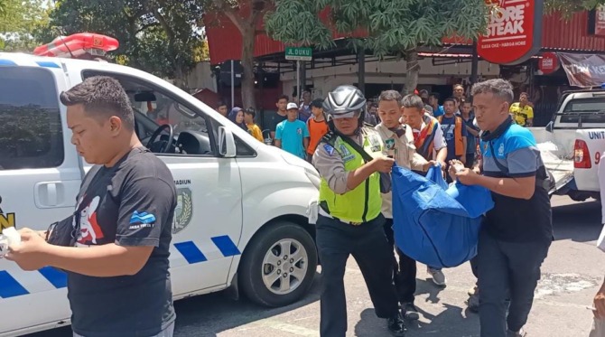 LUKA SERIUS: Suparmi, warga Pilangbango, Kartoharjo, dievakuasi setelah terlibat laka di kawasan Lapangan Gulun kemarin (26/9). (HENGKY RISTANTO/JAWA POS RADAR MADIUN)