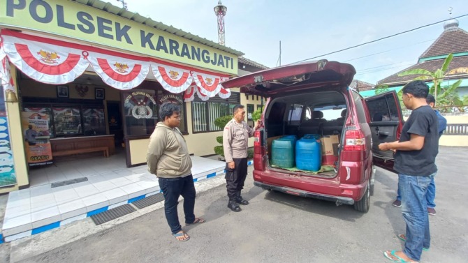 PENIMBUNAN: Anggota Polsek Karangjati menggeledah isi mobil yang mengangkut 245 liter BBM jenis pertalite beberapa waktu lalu. (ISTIMEWA)