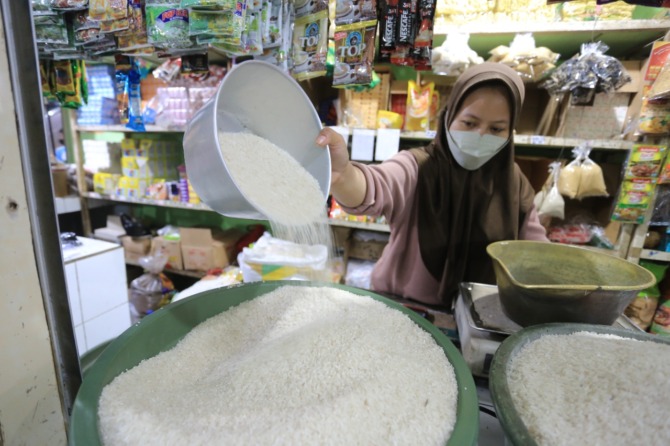 RAWAN LANGKA: Sejumlah harga komoditas perdagangan diprediksi bakal naik menyusul kenaikan harga BBM yang telah ditetapkan pemerintah sepekan lalu. (BAGAS BIMANTARA/JAWA POS RADAR MADIUN)