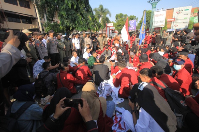 SAMPAIKAN ASPIRASI: Mahasiswa Umpo menyuarakan tiga tuntutan ke kantor pemkab dan DPRD Ponorogo kemarin (28/9). (AJI PUTRA/JAWA POS RADAR PONOROGO)