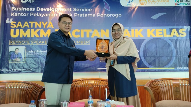 UMKM: KPP Pratama Ponorogo memberikan cindera mata saat sosialisasi program BDS kemarin (22/9). (SUCI OKTA/RADAR PACITAN)