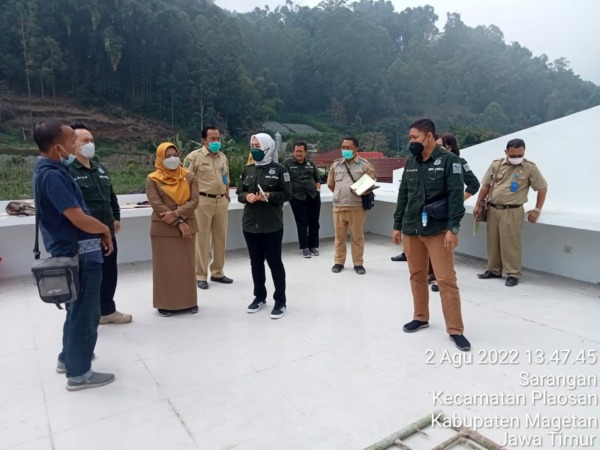 PERLINDUNGAN HUKUM: Kepala Disnakkan Magetan Nur Haryani (tiga dari kiri) berkoordinasi dengan Tim PPS (Pendampingan Program Strategis) dari Kejari Magetan. (DISNAKKAN FOR JAWA POS RADAR MAGETAN)