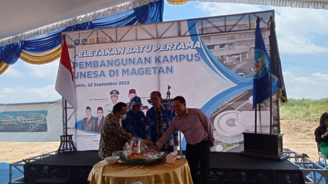 SIMBOLIS: Ketua DPRD Magetan Sujatno (kanan), Bupati Magetan Suprawoto (dua dari kanan), Rektor Unesa Nurhasan (dua dari kiri), dan Wakil Rektor Bidang Umum dan Keuangan Unesa Suprapto (kiri) menyalakan sirine tanda dimulainya pembangunan gedung PSDKU Une