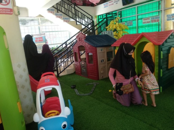 BERANGSUR PULIH: Beberapa anak sedang bermain di Kids Library Taman Hijau Demangan kemarin (26/9). (RAHMA DWI LESTARI/JAWA POS RADAR MADIUN)