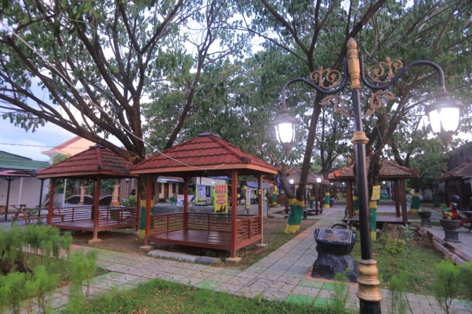 SENTRA KULINER: Lapak Mbah Remul ramai disambangi warga tiap sore. (BAGAS BIMANTARA/JAWA POS RADAR MADIUN)