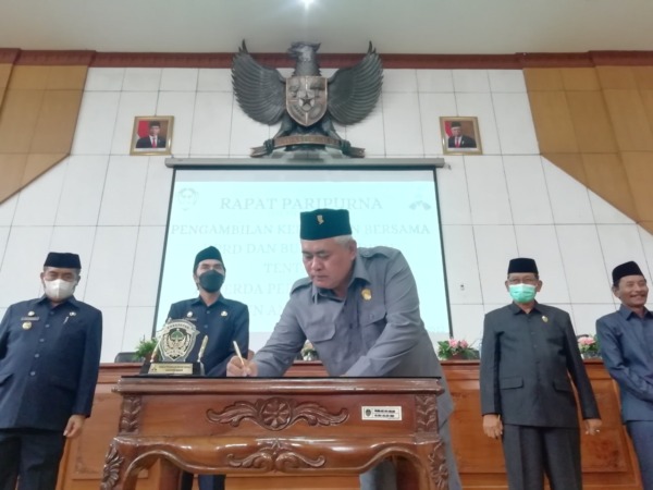 SEPAKAT: Ketua DPRD Kabupaten Madiun Fery Sudarsono menandatangani kesepakatan Perubahan APBD 2022 kemarin (21/9). (DENI KURNIAWAN/JAWA POS RADAR CARUBAN)