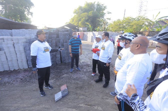 CEK KEMAMPUAN: Wali Kota Madiun Maidi meninjau proses produksi salah satu pabrik paving di kota ini kemarin (25/9). Proyek pavingisasi jalan kampung akan dikebut tahun ini. (BAGAS BIMANTARA/JAWA POS RADAR MADIUN)