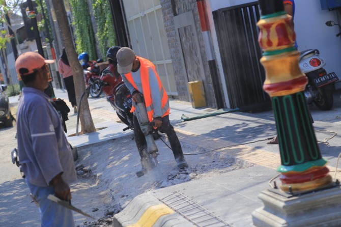 BONGKAR LAGI: Proyek pedestrian di Jalan Mayjen Sungkono, salah satu kegiatan yang mendapat sorotan dari Wali Kota Madiun Maidi karena hasilnya kurang memuaskan kemarin (22/9). (BAGAS BIMANTARA/JAWA POS RADAR MADIUN)