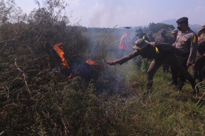GABUNGAN: Suasana hari pertama sekaligus pembukaan latgab SAR dan karhutla di Waduk Bening Saradan, Madiun, beberapa waktu lalu. (Dokumen/JAWA POS RADAR MADIUN)