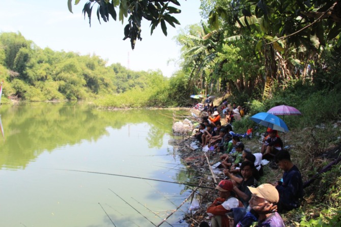 ANTUSIAS: Para mancing mania menunggu umpannya disambar ikan. (ASEP SYAEFUL BACHRI/JAWA POS RADAR NGAWI)
