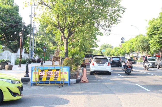 TEGAS: Petugas Dishub Ngawi menyosialisasikan larangan parkir kendaraan di trotoar Yos Sudarso. (ASEP SYAEFUL BACHRI/JAWA POS RADAR NGAWI)