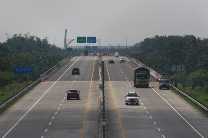 RAMAI: Arus lalu lintas di ruas tol Ngawi-Kertosono tampak ramai lancar. (R. BAGUS RAHADI/RADAR MADIUN)