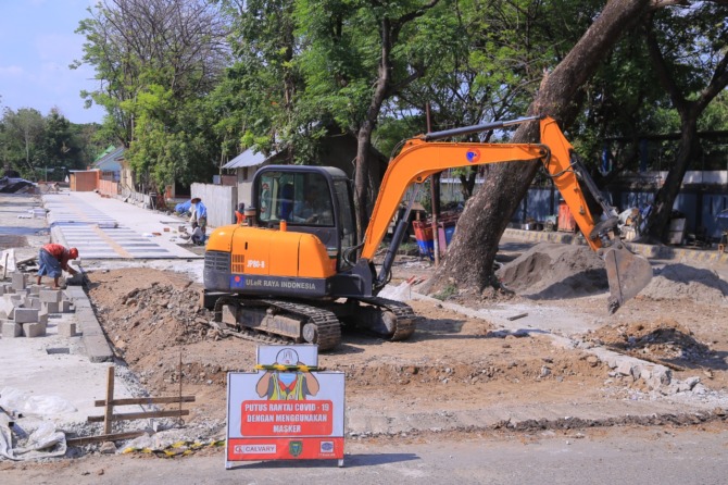 SENTRA KULINER: Proyek pembangunan pedestrian Jalan Rimba Darma tahap ketiga diprediksi rampung bulan depan. Tahun depan direncanakan berlanjut sampai Jalan Larasati. (BAGAS BIMANTARA/JAWA POS RADAR MADIUN)