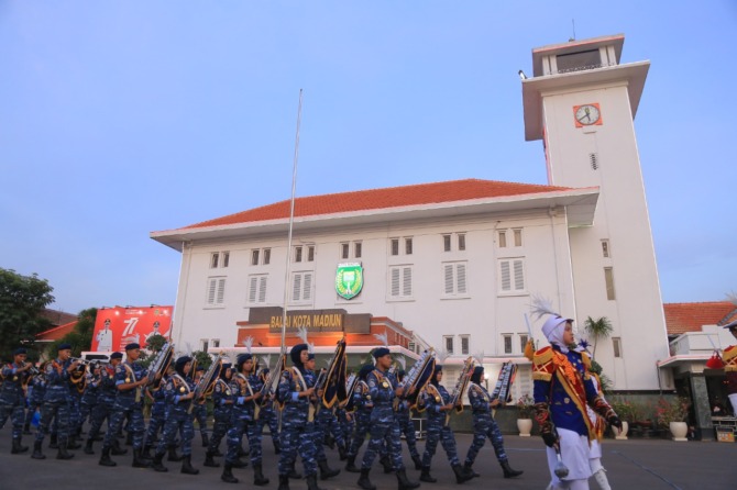 MEMUKAU: Aksi drumband SMA Taruna Angkasa mengundang decak kagum warga yang menyaksikan parade senja, Sabtu (17/9) lalu. (BAGAS BIMANTARA/JAWA POS RADAR MADIUN)