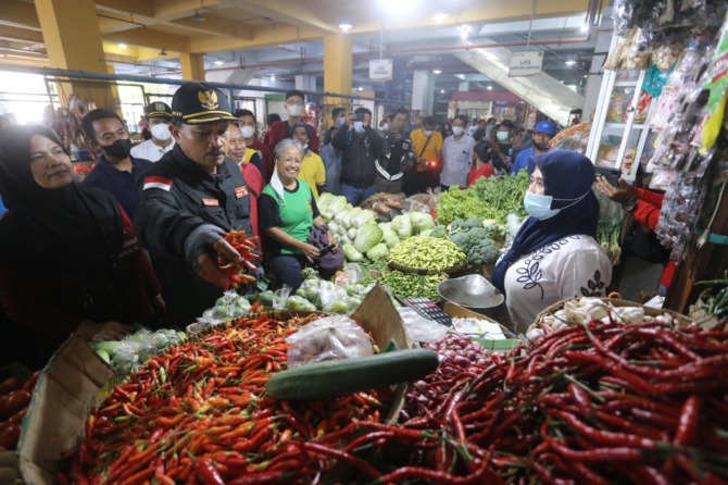 PANTAU: Wali kota bersama satgas pengendalian inflasi memantau harga bapokting sekaligus menyalurkan dana subsidi kepada pedagang PBM kemarin. (BAGAS BIMANTARA/JAWA POS RADAR MADIUN)