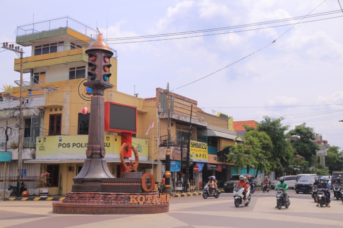 LEBIH BAGUS: Bangunan kecil penanda nol kilometer Kota Madiun telah terpasang di bawah Tugu Bangjo simpang empat Tugu kemarin (16/9). Diperkirakan Senin pekan depan sudah selesai seluruhnya. (BAGAS BIMANTARA/JAWA POS RADAR MADIUN)