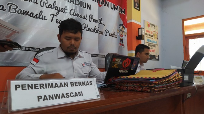 MEMBELUDAK: Petugas Bawaslu Kota Madiun tengah menyeleksi berkas pendaftar calon panwascam kemarin (28/9). (ANGGIYAN BAYU/JAWA POS RADAR MADIUN)