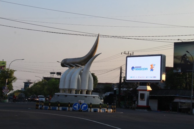 KONSEKUENSI: Penggeseran layar videotron di barat daya Tugu Kartonyono bakal memakan waktu lama. (DOKUMEN JAWA POS RADAR NGAWI)