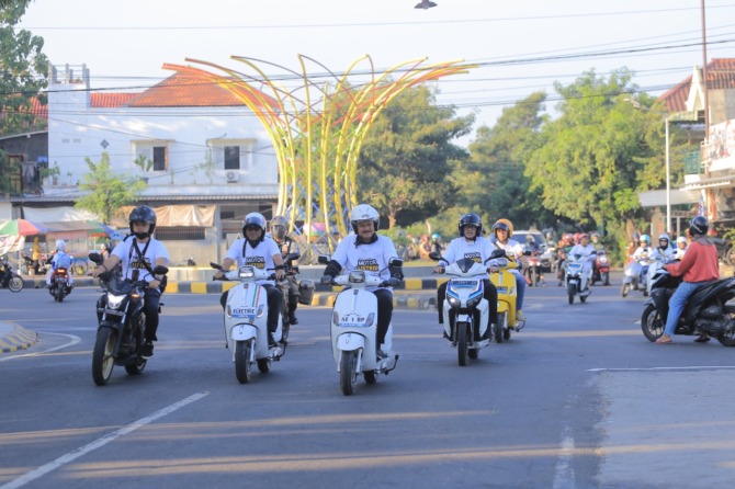 LEBIH EFISIEN: Wali Kota Maidi ikut mengampanyekan penggunaan kendaraan listrik beberapa waktu lalu. (BAGAS BIMANTARA/JAWA POS RADAR MADIUN)
