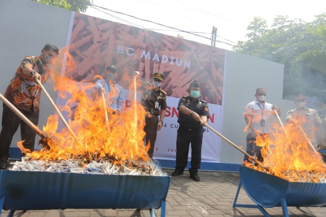 ILEGAL: KPPBC Tipe Madya Pabean C Madiun memusnahkan ratusan ribu rokok bodong kemarin (7/9). (BAGAS BIMANTARA/JAWA POS RADAR MADIUN)