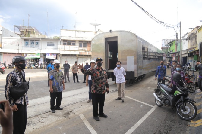 ON PROGRESS: Pengembangan kawasan wisata kuliner di Jalan Bogowonto ditarget rampung bulan depan. (BAGAS BIMANTARA/JAWA POS RADAR MADIUN)
