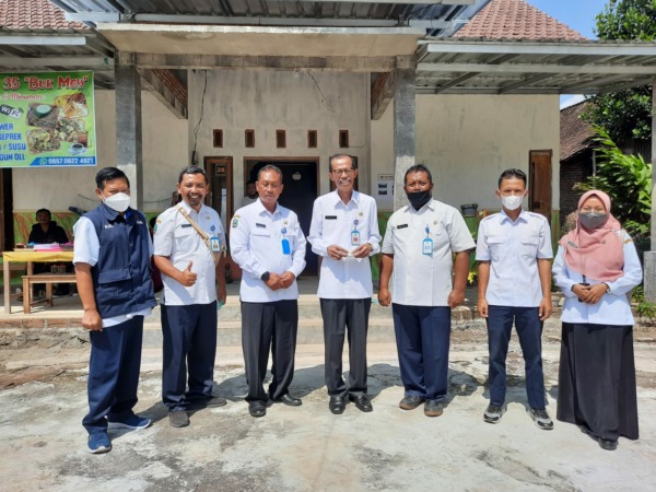 LEBIH LAYAK: Bupati Magetan Suprawoto (empat dari kanan) didampingi Kepala Disperkim Sudiro (tiga dari kiri) meninjau salah satu rumah penerima bantuan RTLH tahun 2021 lalu. (DISPERKIM FOR JAWW POS RADAR MAGETAN)