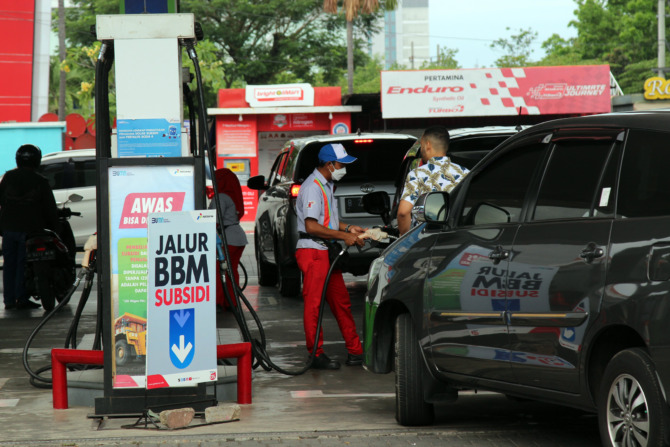 Warga mengantre mengisi BBM bersubsidi di SPBU.