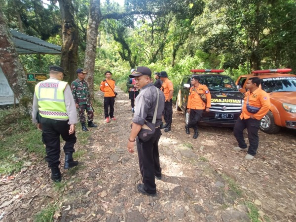 BERSIAP: Tim gabungan bersiap di gerbang pendakian Cemoro Sewu sebelum mengevakuasi Dedi Satrio kemarin (18/9). (ISTIMEWA)
