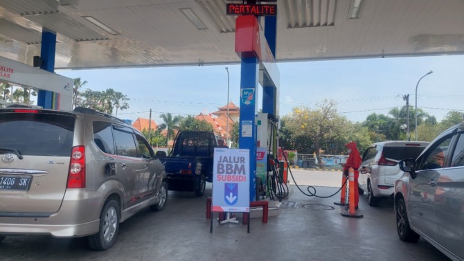 TETAP ANTRE: Suasana salah satu SPBU di kawasan Caruban kemarin (7/9). Mau tidak mau masyarakat harus membeli dengan harga lebih mahal karena sudah menjadi kebutuhan. (DIAN RAHAYU/JAWA POS RADAR CARUBAN)