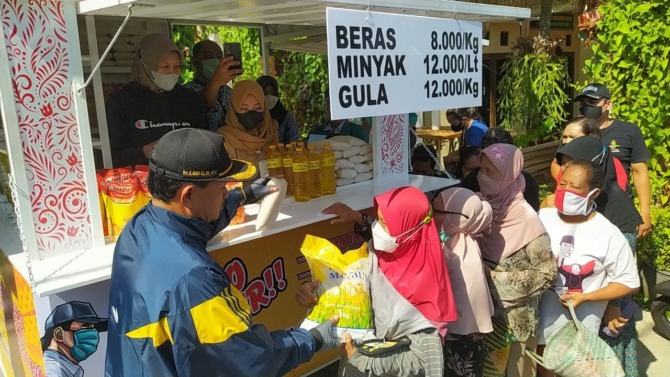 INOVASI: Warung Tekan Inflasi di Jalan Merpati, Kelurahan Nambangan Lor, Manguharjo, diserbu warga kemarin. (ANGGIYAN BAYU/JAWA POS RADAR MADIUN)