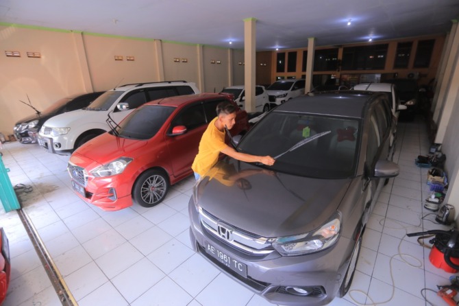 BERGAIRAH: Salah satu dealer mobil bekas di wilayah Kota Madiun. (BAGAS BIMANTARA/RADAR MADIUN)