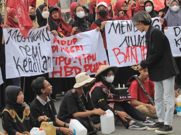 UNJUK RASA: Ikatan Mahasiswa Muhammadiyah (IMM) Ponorogo menolak kenaikan harga BBM di depan DPRD Ponorogo kemarin. (AJI PUTRA/JAWA POS RADAR PONOROGO)