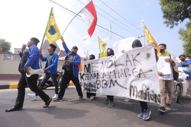 UNJUK RASA: Puluhan mahasiswa long march dari bundaran Jalan Taman Praja menuju gedung DPRD kemarin. (BAGAS BIMANTARA/JAWA POS RADAR MADIUN)