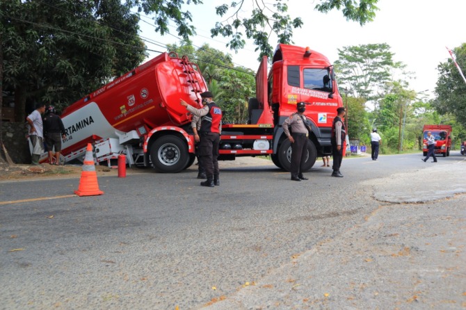 NYUNGSEP: Truk tangki pengangkut BBM milik Pertamina terperosok ke parit di depan SPBU Mentoro kemarin (8/9). (SUGENG DWI N./JAWA POS RADAR PACITAN)