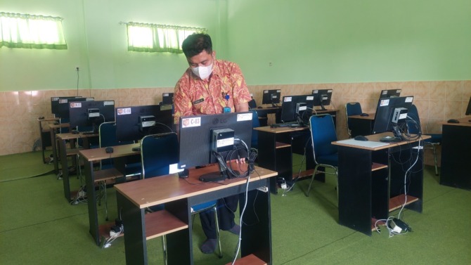PREPARE: SMPN 1 Kota Madiun telah menyiapkan ruangan beserta perangkat komputer untuk ANBK kemarin (15/9). (DIAN RAHAYU/JAWA POS RADAR MADIUN)