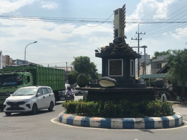 TIDAK CANTIK: Sejumlah bagian Tugu Brem Caruban di RTH Kelurahan Bangunsari, Caruban, sudah banyak yang rusak dan tidak terawat kemarin (23/9). (R. BAGUS RAHADI/JAWA POS RADAR MADIUN)