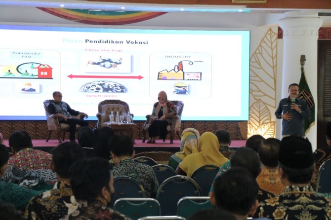 DISKUSI: Suasana FGD pendirian multikampus Unesa dengan peserta dari kepala SMA/SMK se-Ngawi dan beberapa perangkat daerah. (ASEP SYAEFUL BACHRI/JAWA POS RADAR NGAWI)