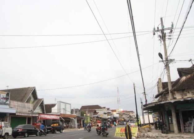 MASIH SEMRAWUT: Jaringan kabel di Jalan Ursum bakal ditanam sistem ducting. (AJI PUTRA/JAWA POS RADAR PONOROGO)