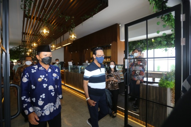 ISTIMEWA: Sri Sultan HB X mendatangi restoratan Nawasena Garden di Jalan H Agus Salim ketika transit di Kota Madiun. Dia ditemani Wali Kota Maidi. (BAGAS BIMANTARA/RADAR MADIUN)
