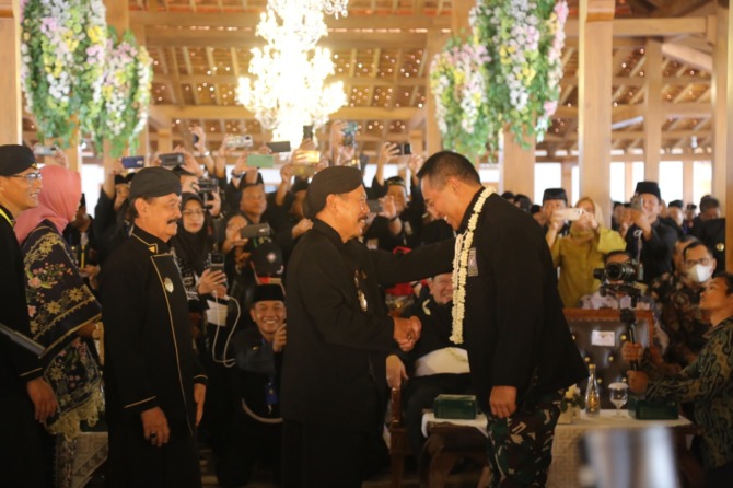 SPESIAL: Panglima TNI Jenderal Andika Perkasa diangkat sebagai warga kehormatan PSHT kemarin (2/9). (BAGAS BIMANTARA/RADAR MADIUN)