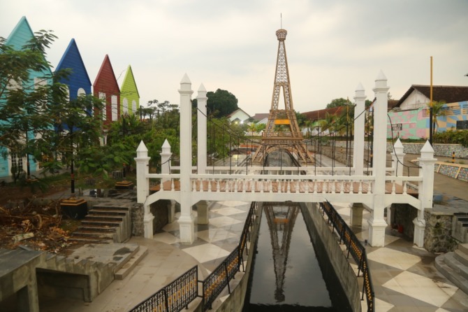 OBJEK WISATA: Miniatur jembatan dan menara Eifel yang berada di kawasan Sumber Umis. (BAGAS BIMANTARA/RADAR MADIUN)