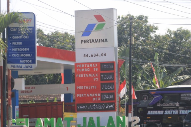 SPBU: BBM nonsubsidi yang sejatinya turun harga, kurang begitu diminati. Terlebih bagi kalangan konsumen penyedia jasa transportasi umum. (AJI PUTRA/JAWA POS RADAR PONOROGO)