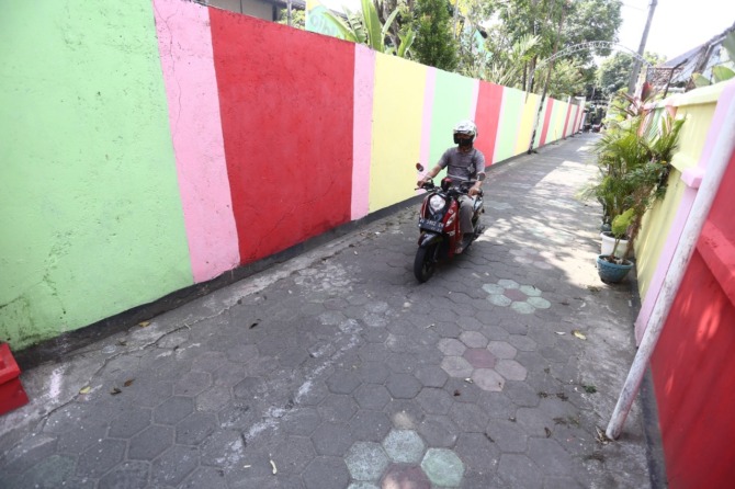ILUSTRASI: Pemkot Madiun kebut pekerjaan pavingisasi kelurahan yang tertuang dalam P-APBD 2022. (BAGAS BIMANTARA/JAWA POS RADAR MADIUN) 