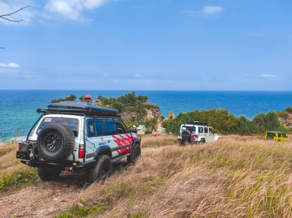 OFFROADER: Puluhan kendaraan jip menyusuri keindahan panorama alam di Pacitan. (ISTIMEWA)