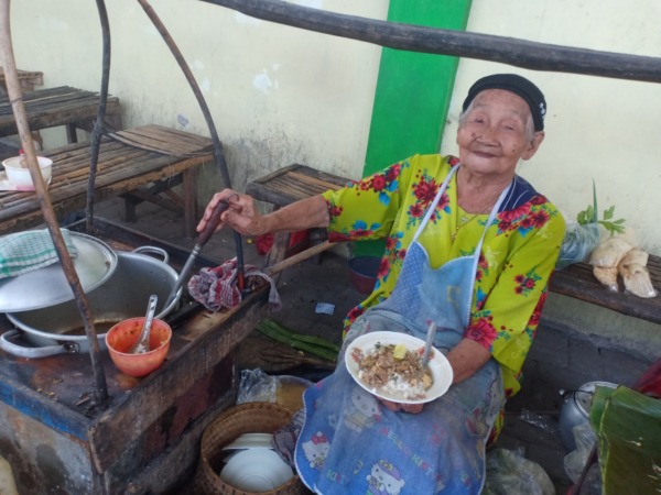 ISTIMEWA: Sayinem berjualan soto daging di Pasar Takeran sejak 1951 silam. (APRILITA SARI/JAWA POS RADAR MAGETAN)