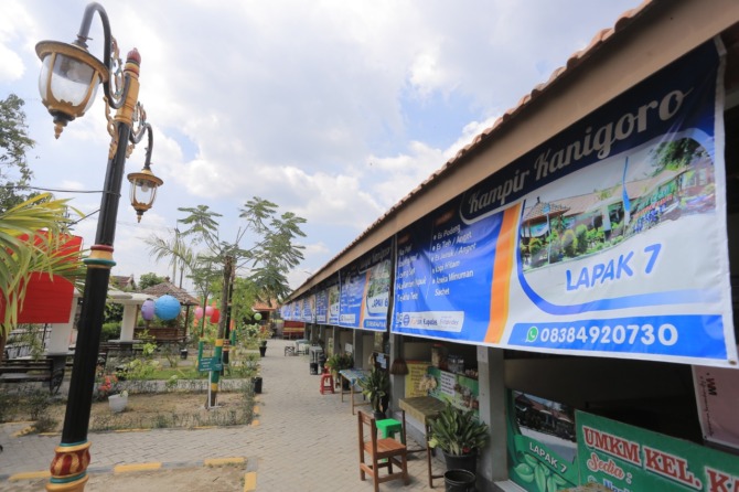 WISATA KULINER: Lapak Kampir di Kelurahan Kanigoro menawarkan beragam menu kuliner menarik. (BAGAS BIMANTARA/JAWA POS RADAR MADIUN)
