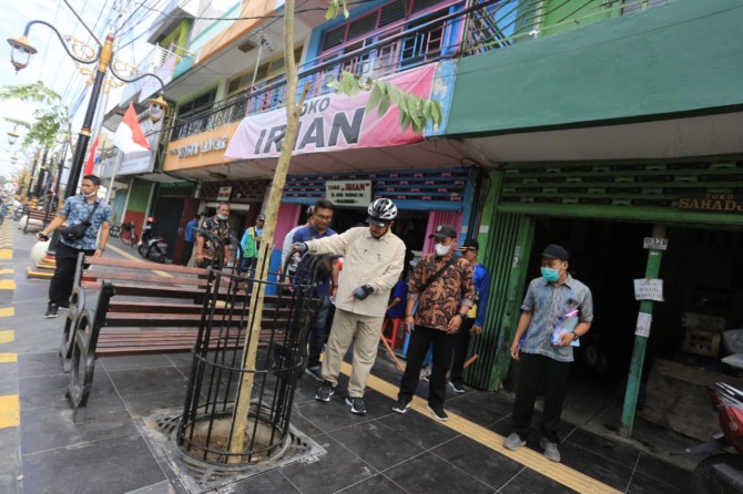 INSPEKSI: Wali Kota Madiun Maidi mengecek proyek pedestrian di Jalan Panglima Sudirman. (BAGAS BIMANTARA/JAWA POS RADAR MADIUN )