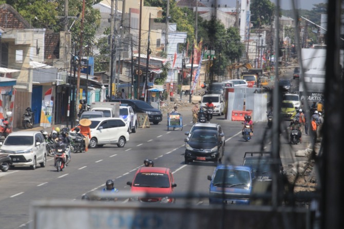 PEDESTRIAN: Lampu penjor di Jalan Urip Sumoharjo Ponorogo Dirapikan. (AJI PUTRA/RADAR PONOROGO)