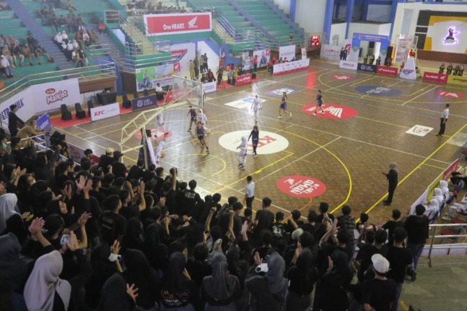 SERU: Pertandingan antara tim basket putri SMAN 1 Madiun melawan MAN 2 Ponorogo menjadi laga pembuka di ajang Honda DBL with KFC 2022 East Java Series - West Region yang berlangsung di GOR Wilis, Madiun, Senin (5/9). (BAGAS BIMANTARA/JAWA POS RADAR MADIUN