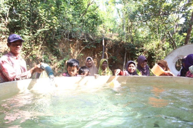 KEKERINGAN: Warga mengais air bersih selama musim kemarau. (DOKUMEN JAWA POS RADAR PACITAN)